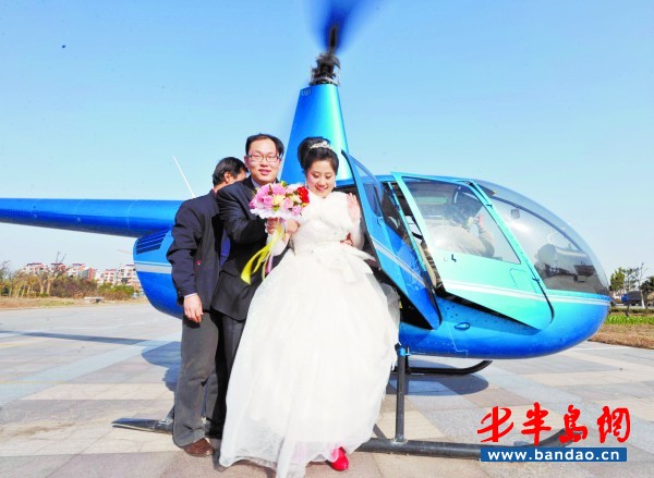 新人乘坐直升机体验空中婚礼(图)