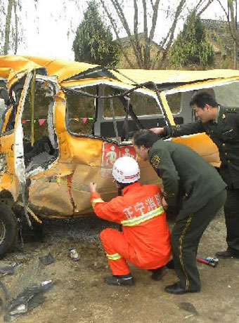 奪命校車 校車法 黑車 辦學資格 超載 教育投入 事故隱患 私立學校 核載 社會辦學