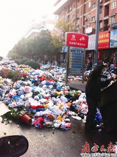 南京多处现垃圾封路 疑部分环卫工不满工资停