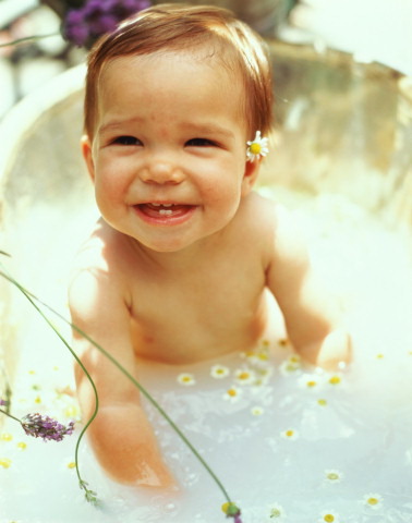 婴幼儿洗澡开浴霸 谨防视力损伤