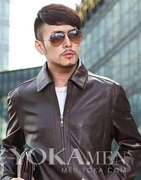 略长的斜刘海在前额处偏向一旁