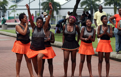 高清:热情洋溢的南非德班街头舞蹈