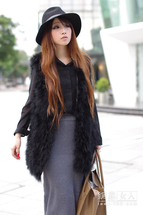 皮草马甲搭配 001ec949ffcb1046513b34.jpg