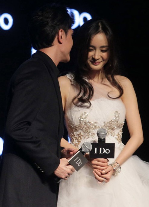  杨幂冯绍峰 亲密照_ 杨幂和冯绍峰结婚照 _冯绍