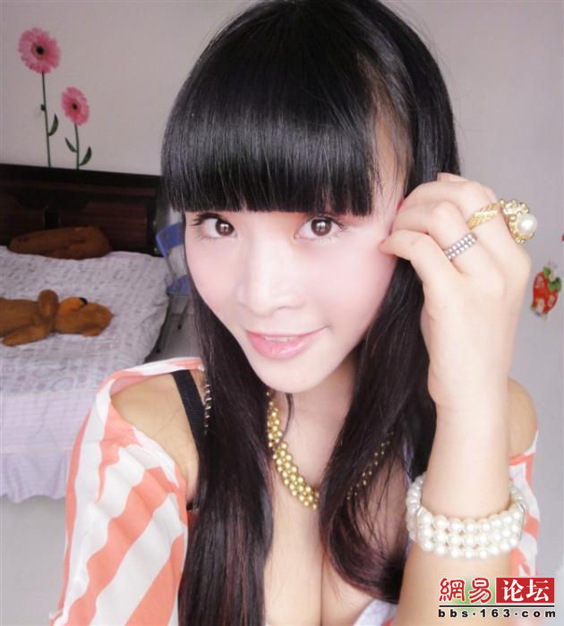 茶叶妹妹亮胸PK柳岩(组图)- 中国日报网