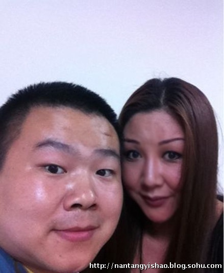 曝郭德纲二婚娇妻私房照 与 郭麒麟 搞怪玩连拍