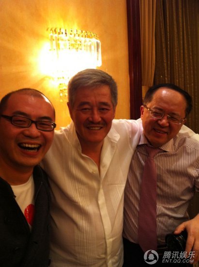 左起：编剧尹琪、赵本山、本山传媒副总裁刘辉在庆功宴上 