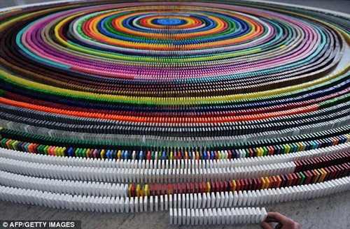 德国少年摆出世界最大多米诺螺旋(图)