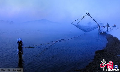 暮色中，松花江岸边的渔网静静地立在江边。中国网图片库天高摄影