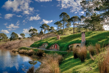 隨著《指環王》前傳《霍比特人：意外旅程》（The Hobbit: An Unexpected Journey）電影預告片的發佈，“中土世界”的粉絲們終於有機會在2012年12月這部鴻篇巨制上映前，一睹片中紐西蘭的迷人景致。