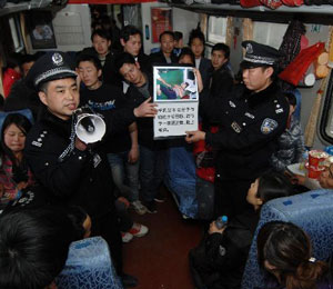 春运铁警护航农民工专列