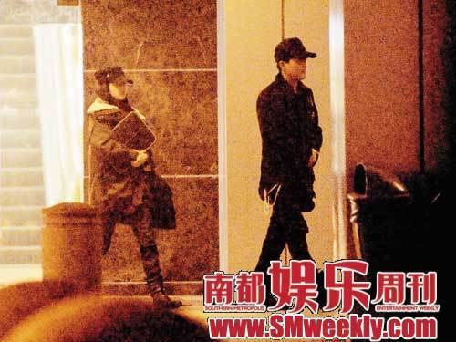 杜淳和张嘉倪走出餐厅，两人稍显紧张，保持着一段距离，本来一场轻松的游玩此时给人感觉像是谍战剧的“地下接头”。 
