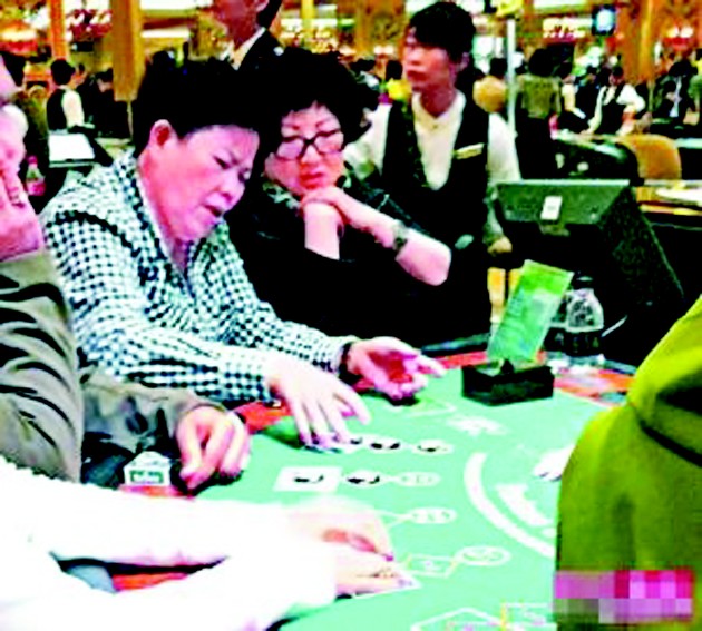蔡少芬妈妈（左）和朋友在澳门赌博