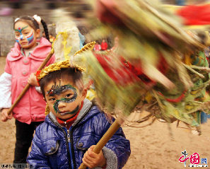 元宵节，贵州省锦屏县隆里古镇的舞龙狂欢，无论男女老少，皆画成花脸，生旦净末丑皆有，古称花脸龙。