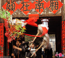 元宵节，贵州省锦屏县隆里古镇的舞龙狂欢，无论男女老少，皆画成花脸，生旦净末丑皆有，古称花脸龙。