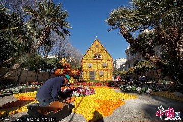 2012年2月16日，法国芒顿，工人们在比奥夫公园内为一年一度的柠檬节做准备。每年柠檬节都会吸引超过25万人来参观这里的花车巡游及水果景观。这些景观由300名工作人员参与搭建，会用上50万个产自台湾的橡皮筋及多达140吨的柑橘类水果。图：Patrick Aventurier/Getty Images/CFP