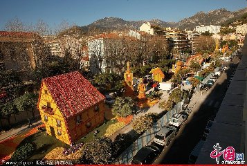 2012年2月16日，法国芒顿，工人们在比奥夫公园内为一年一度的柠檬节做准备。每年柠檬节都会吸引超过25万人来参观这里的花车巡游及水果景观。这些景观由300名工作人员参与搭建，会用上50万个产自台湾的橡皮筋及多达140吨的柑橘类水果。图：Patrick Aventurier/Getty Images/CFP