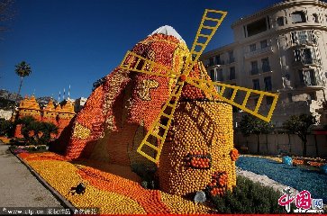 2012年2月16日，法国芒顿，工人们在比奥夫公园内为一年一度的柠檬节做准备。每年柠檬节都会吸引超过25万人来参观这里的花车巡游及水果景观。这些景观由300名工作人员参与搭建，会用上50万个产自台湾的橡皮筋及多达140吨的柑橘类水果。图：Patrick Aventurier/Getty Images/CFP