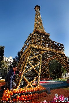 2012年2月16日，法国芒顿，工人们在比奥夫公园内为一年一度的柠檬节做准备。每年柠檬节都会吸引超过25万人来参观这里的花车巡游及水果景观。这些景观由300名工作人员参与搭建，会用上50万个产自台湾的橡皮筋及多达140吨的柑橘类水果。图：Patrick Aventurier/Getty Images/CFP