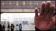 不慎坠楼还能脱衣服？