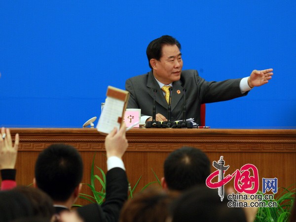 发布会上记者争相举手提问 中国网 董德