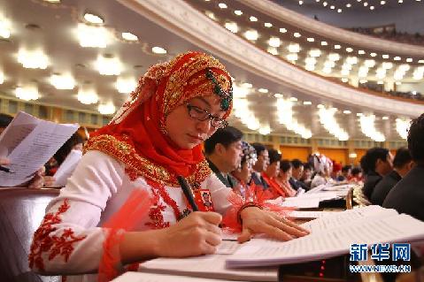 3月5日，第十一届全国人民代表大会第五次会议在北京人民大会堂开幕。这是全国人大代表在认真听会。 新华社记者 陈建力 摄
