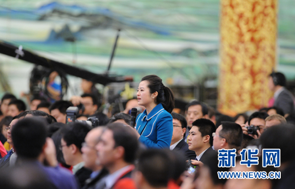 2012年3月14日10時50分，溫家寶總理在人民大會堂三樓金色大廳與中外記者見面並答問。中央電視臺記者提問。新華網 陳競超 攝