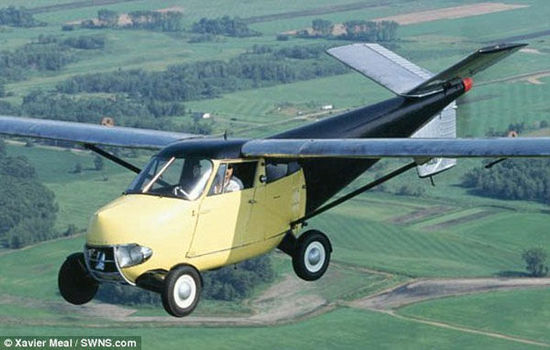 这辆两座式的飞行汽车Aerocar首次设计完成于1949年，现在已能成功起飞。