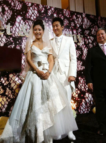 洪天明与周家蔚在婚礼上接受亲友的祝福