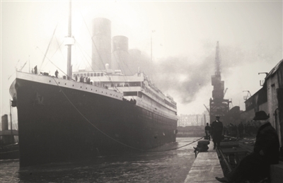 1912年4月10日，当时世界上最大的蒸汽客轮、号称“永不沉没”的泰坦尼克号将要在英国南安普敦开始处女航。泰坦尼克号目的地是美国纽约，却在中途撞冰山沉没。（图片转自：新京报）