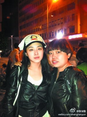 张含韵（左）在微博发了一张火场逃生后的照片