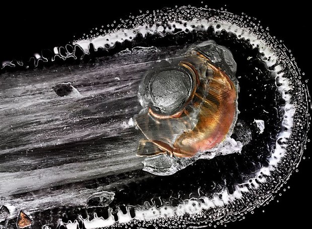 子弹撞击玻璃震撼瞬间效果:场景似星系爆炸