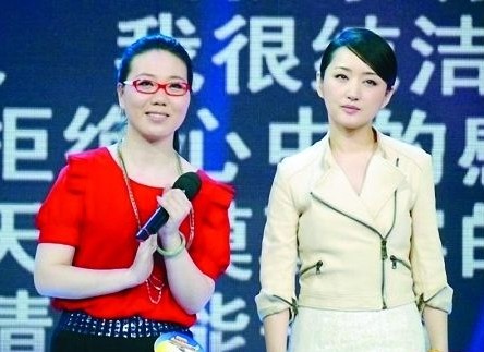 杨钰莹（右）和选手