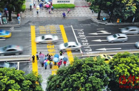俩私家车'闯关'学生专用通道 福州开出首批罚单