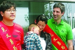 唐善露、Pep与被救男孩王信祝母子合影。