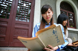 南京大学110周年校庆 学子校园留“倩影”
