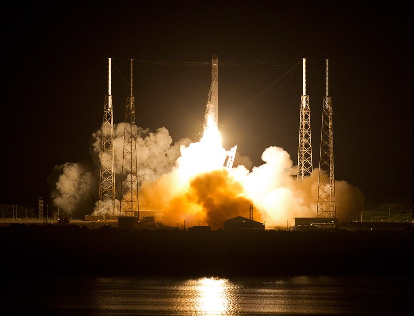 美国太空探索技术公司向国际空间站发射“龙”飞船