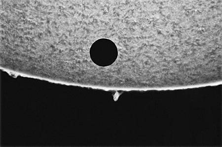金星凌日：太阳圆面上出现金星的小黑点像