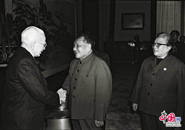 1984年11月，邓小平同志亲切会见美国使节基金会主席阿姆斯特朗。
