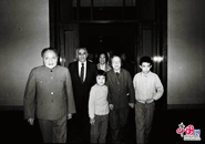 1983年11月，邓小平同志与邓颖超同志出席我会在人民大会堂举行的庆祝马海德大夫来华工作50周年招待会。