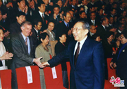 2001年3月，李岚清同志亲切接见出席我会四届一次理事会的代表。