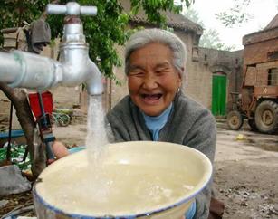 陕西改善农村饮水步入新征程：自来水入户使饱尝饮水之苦的农户笑开怀