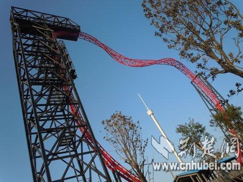 武汉欢乐谷游乐项目故障12人悬空被困半小时