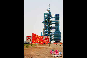 6月13日，中国网记者应邀参观酒泉卫星发射中心载人航天发射场。当天气象条件良好，神九发射前，各项工作已准备就绪。中国网  杨丹摄影