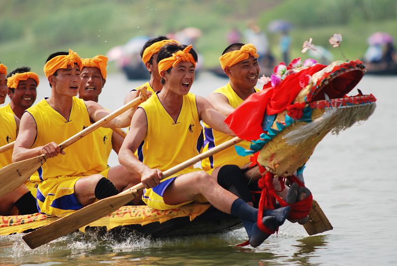 喜迎端午：祭祀屈原赛龙舟