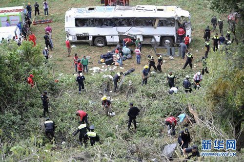 墨西哥一大客车坠崖26人丧生