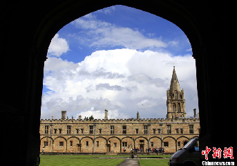 蓝天白云下的牛津大学风景如画。牛津大学建校于1167年，是英语世界中最古老的大学。没有围墙和校门，牛津大学30多个历史悠久的学院散布于牛津郡各个角落，从而使这里成为英国最古老的学术圣殿和最有学术气息的城市。如今，牛津大学已成为英国一处旅游热门景点，各地游客慕名纷至沓来。