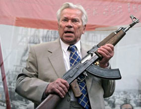 卡拉什尼科夫手持AK-47步枪