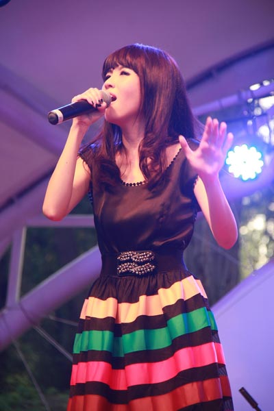 郭美美甜美助兴荷花音乐节 载歌载舞献唱成名曲