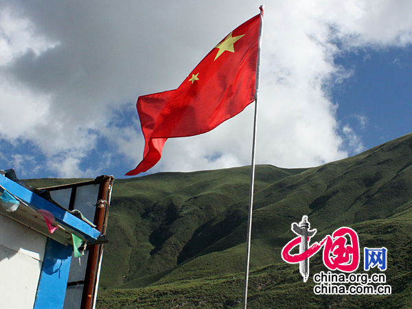 玉树州红旗小学临时校址的五星红旗迎风飘扬 鲁楠 摄影